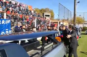 Hinchas argentinos incumplieron cuarentena para despedir a Tomás Carlovich