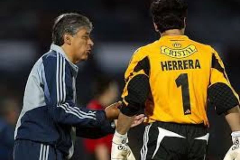 El Negro, en su época de entrenador de Universidad de Chile.