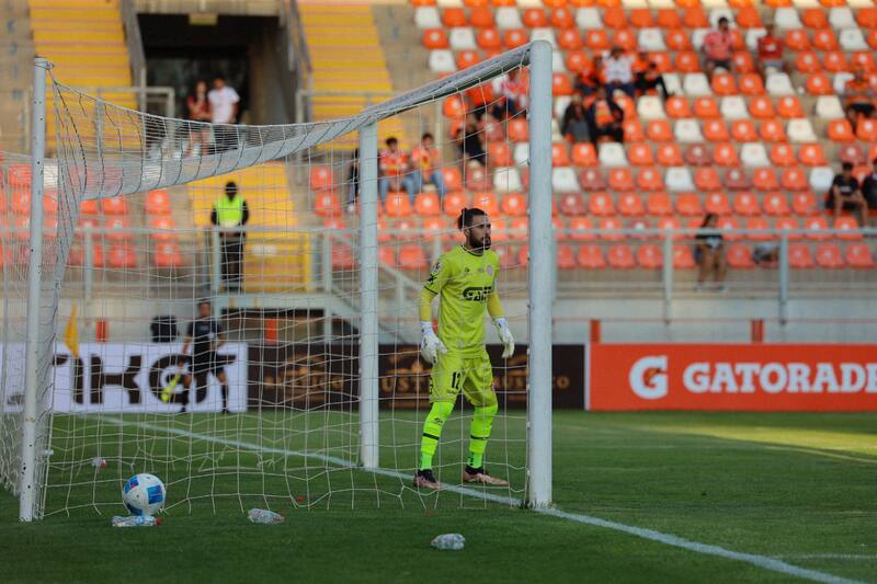 El portero manejó los tiempos en la visita de su equipo, Unión San Felipe, para jugar ante Cobreloa en Calama. (Foto: @USanFelipeSADP)