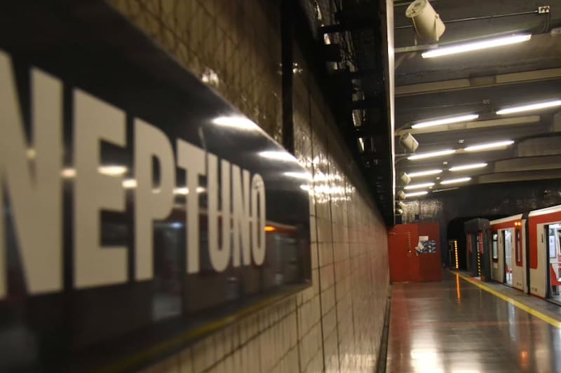 Este martes, la entidad compartió fotografías de la primera estructura instalada en estación Neptuno. Créditos: Metro de Santiago.
