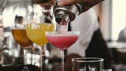 “Me da mucha curiosidad porque el huevo está crudo”: Chica extranjera reacciona a popular trago chileno