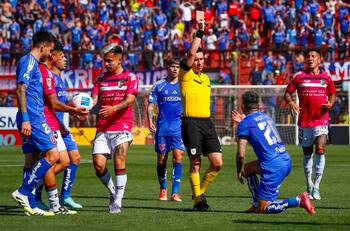 “Bien, Miguel”: liberan audios del VAR de la expulsión Charles Aránguiz y el no penal de Leandro Fernández