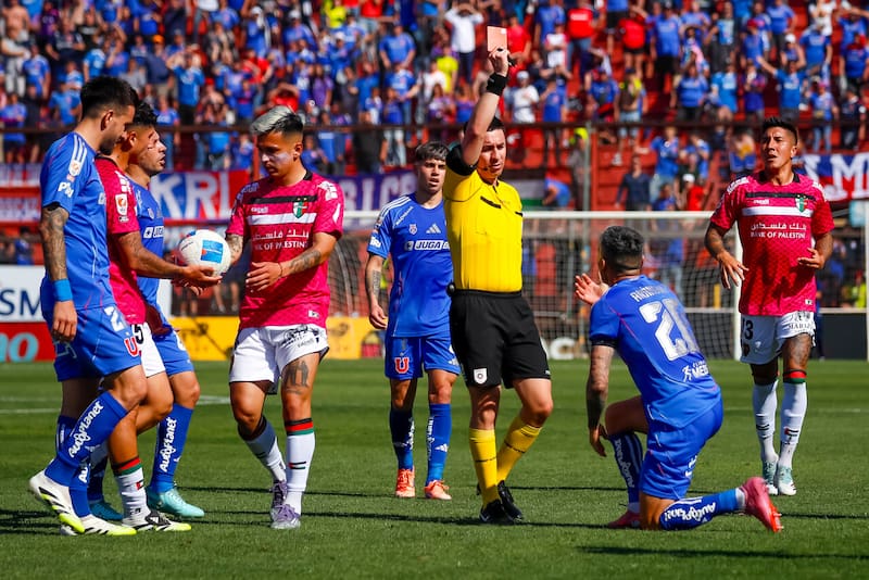 “Bien, Miguel”: liberan audios del VAR de la expulsión Charles Aránguiz y el no penal de Leandro Fernández. Foto: Aton.