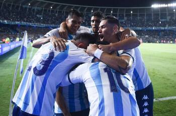 VIDEO | El golazo de Matías Rojas que marcó el triunfo de Racing ante Huracán en duelo de chilenos en Argentina