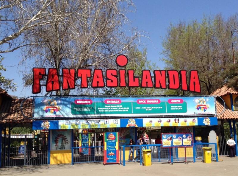 Revisa todos los puestos de trabajo que ofrece el parque de diversiones.