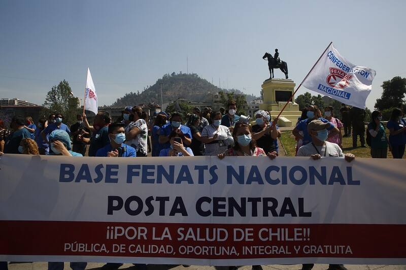 Santiago, 12 de noviembre de 2020
La Federacion Nacional de Trabajadores de la Salud, Fenats, comenzara desde hoy hasta el sabado, una huelga para exigir al Gobierno un bono Covid-19, ademas buscan mejorar las condiciones de vida y de trabajo en las unidades asistenciales.
Marcelo Hernandez/Aton Chile