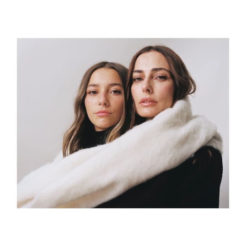 Javiera Díaz de Valdés y Rosa Mackenna en una de sus sesiones