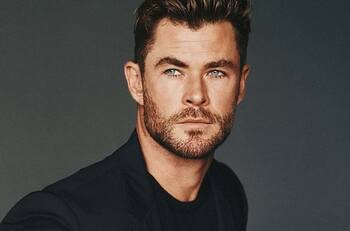 Chris Hemsworth comparte fotografías junto a su padre, revelando el increíble parecido entre ambos