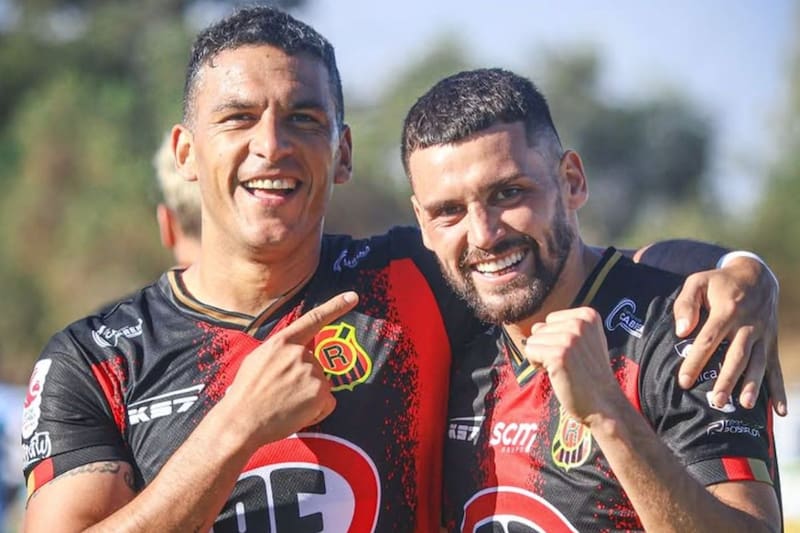 El avezado delantero celebra junto a Ignacio Ibáñez un gol de Rangers.