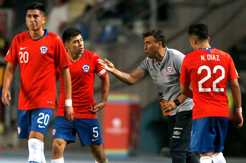 El entrenador en un partido de la Selección Chilena Sub 20.