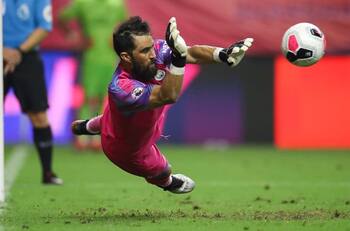 Claudio Bravo se lució con gran atajada en victoria del Manchester City