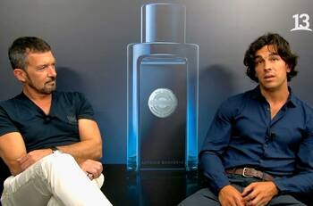 Antonio Banderas se deshace en elogios para Mario Casas en entrevista con Martín Cárcamo: "Me di cuenta que estaba frente a alguien que tenía un potencial extraordinario"