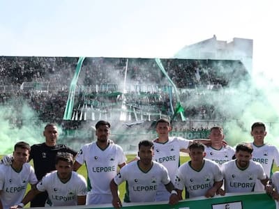 VIDEO | Insólito: barra se equivocó de equipo y aplaudió al rival cuando salió a la cancha