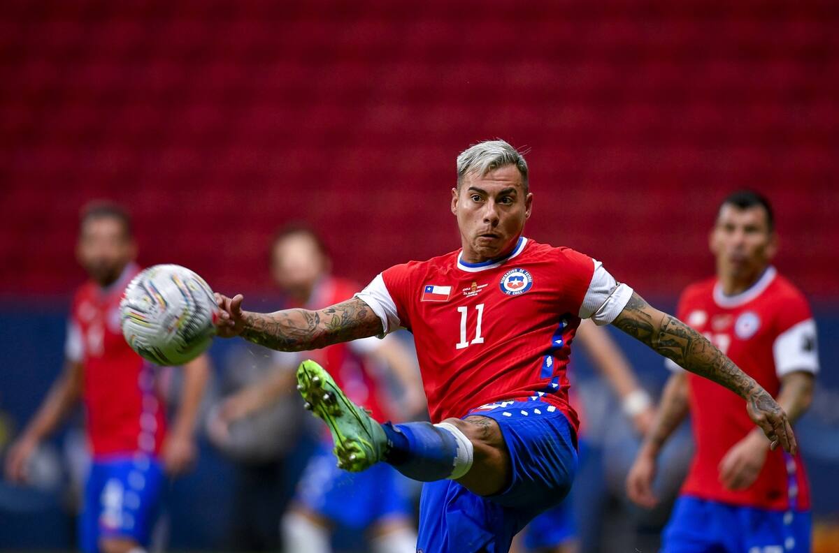 Los 7 delanteros que podrían suplir la ausencia de Eduardo Vargas en La Roja