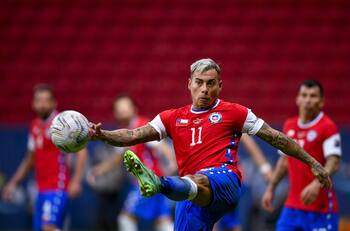 Los 7 delanteros que podrían suplir la ausencia de Eduardo Vargas en La Roja