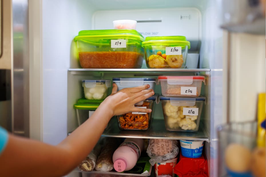 Las sobras pueden mantenerse en el refrigerador por hasta una semana si se almacenan correctamente y dependiendo del tipo de comida.