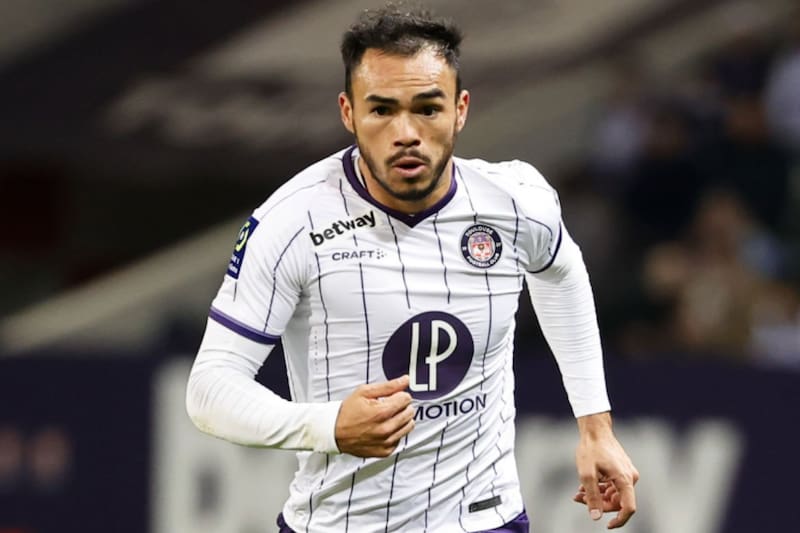 El defensor chileno se quedó sin entrenador en Francia.