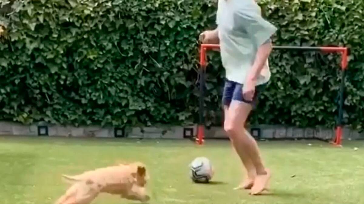 El entretenido juego de Frenkie de Jong con su perro