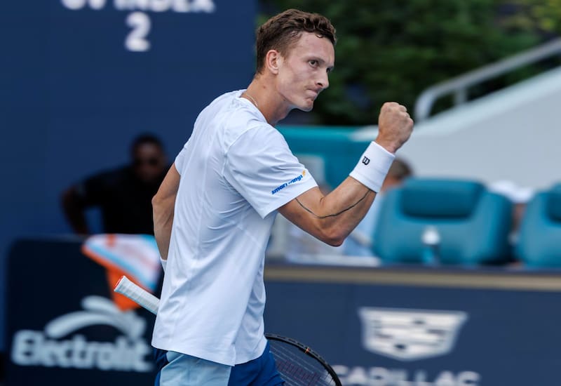 El checo va por el batacazo en la final de Miami. EFE