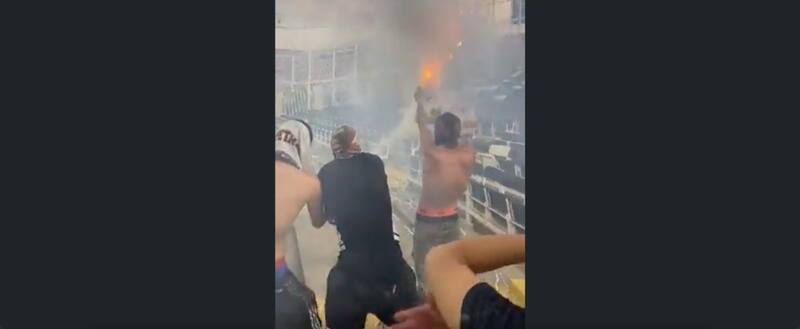 Barristas de Colo Colo le lanzan fuegos artificiales a los hinchas de la U: Foto: Aton.