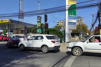 VIDEO | Se registran largas filas en bencineras de varias ciudades del sur tras anuncio de ENAP
