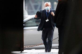 Abogado de Mañalich pide que se cite a declarar al ex ministro de Salud