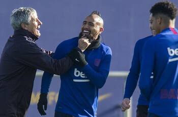 El "Rey" volvió con todo: "Arturo Vidal se gana a Quique Setién"