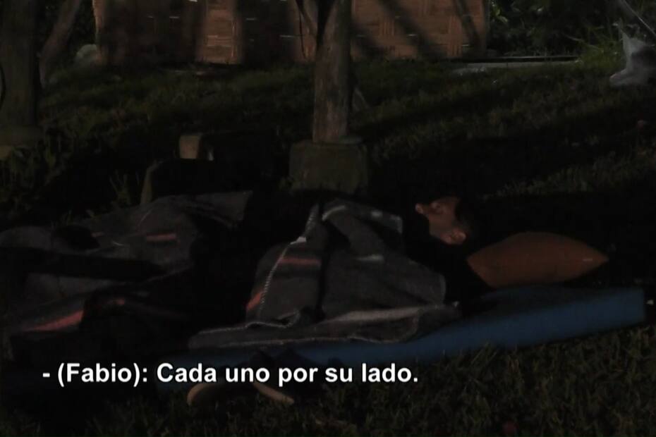 La pareja compartió una intensa conversación bajo las frazadas.