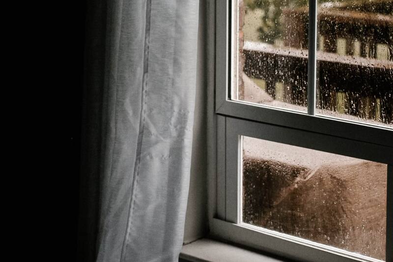 Conoce cómo sellar tus ventanas para las precipitaciones.