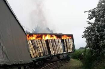 Desconocidos descarrilaron e incendiaron tren de carga en Victoria