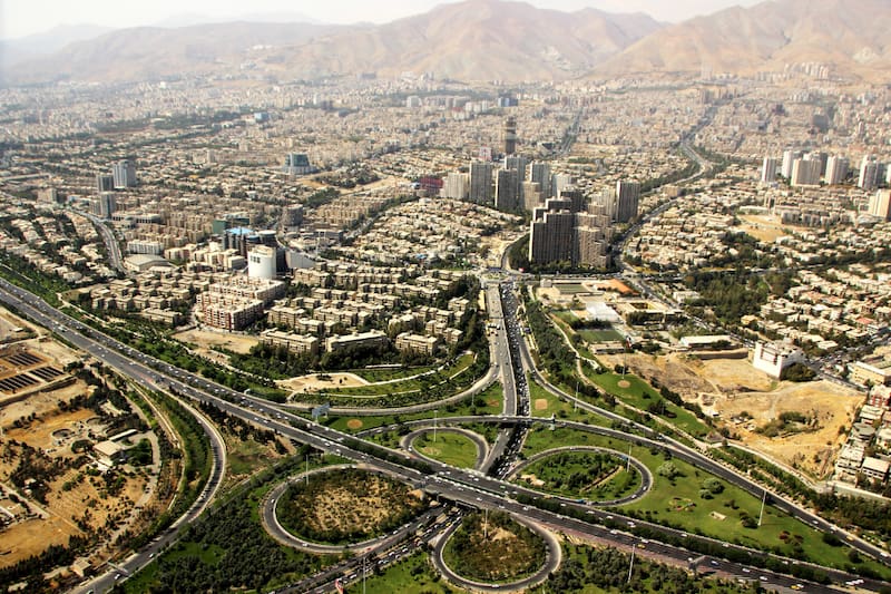 Incluye dos construcciones viales en su diseño.