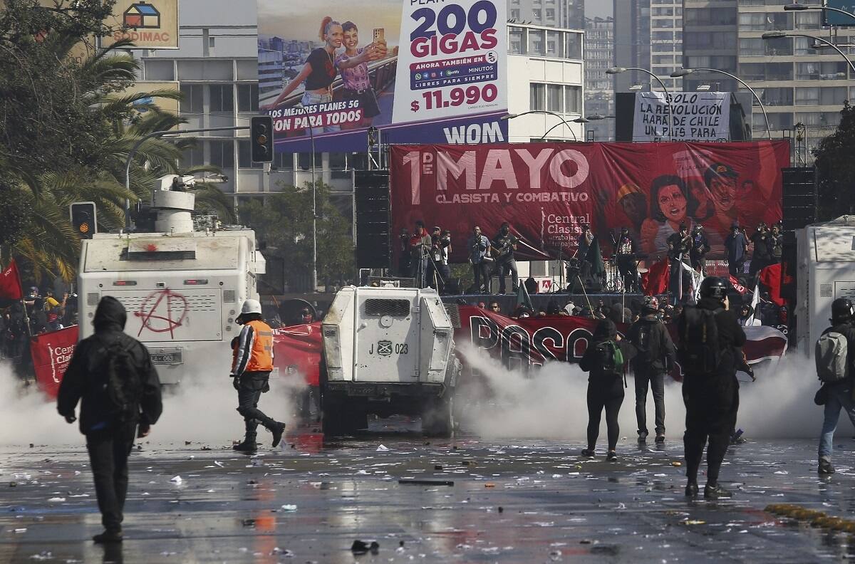 VIDEO | Marcha de la CUT registra diversos incidentes con Carabineros en medio de la Alameda