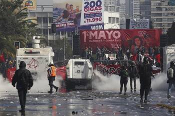 VIDEO | Marcha de la CUT registra diversos incidentes con Carabineros en medio de la Alameda