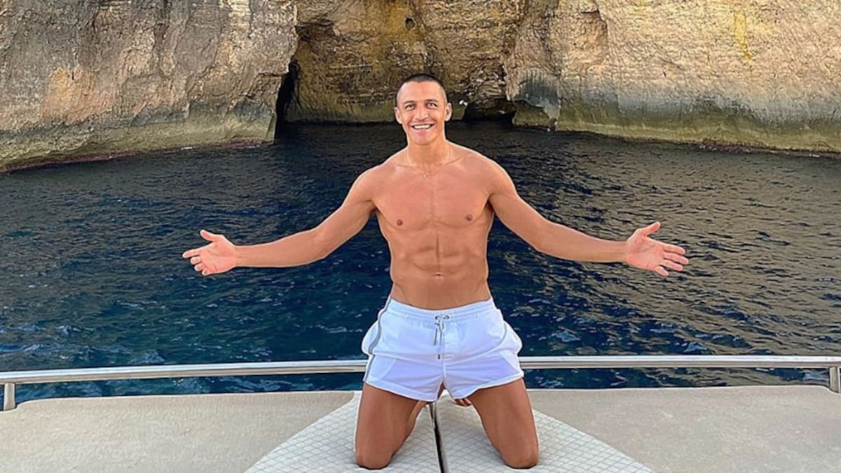Las paradisíacas vacaciones de Alexis Sánchez en Ibiza