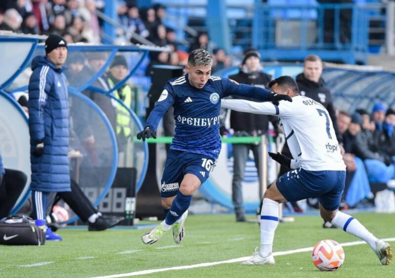 jugando por el Orenburg de Rusia.