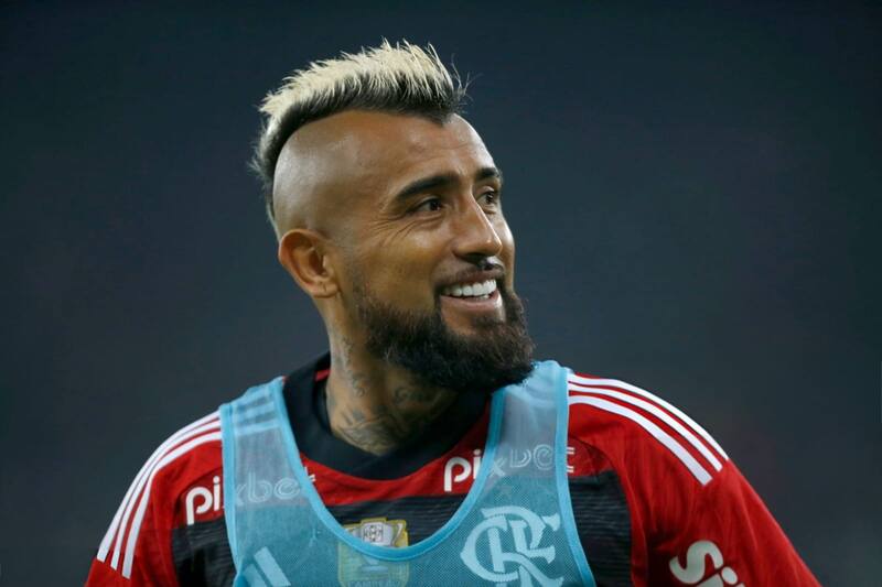 Arturo Vidal se complica para llegar a Colo Colo.