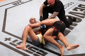 Participante de la UFC perdió pelea pero agarro a su rival para seguir luchando