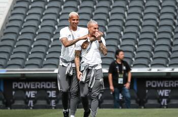 Eduardo Vargas y Deyverson “aclararon” el tenso cruce que tuvieron a horas de la final de Copa Libertadores