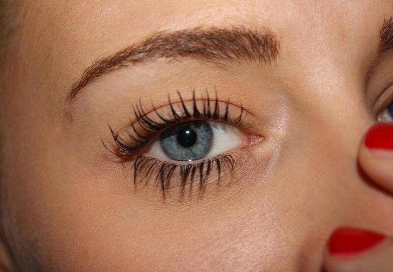 Con un apoyo de vitamina E, las pestañas van a crecer fortalecidas | Foto: Befunky