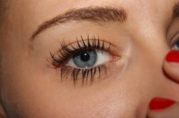 Añade esta vitamina a tu máscara de pestañas y logra que parezcan postizas