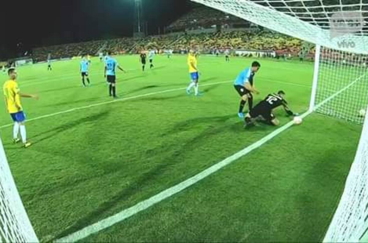 ¿Tuvo intención? El bestial error del portero de Uruguay en el Preolímpico