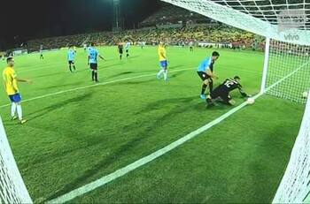 ¿Tuvo intención? El bestial error del portero de Uruguay en el Preolímpico