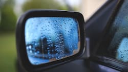Este es el truco viral para evitar que se mojen tus espejos del auto los días de lluvia