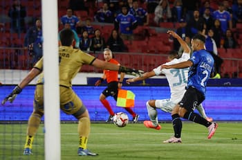 Hinchas de Colo Colo indignados por el penal cobrado a favor de la U: “Es un robo”