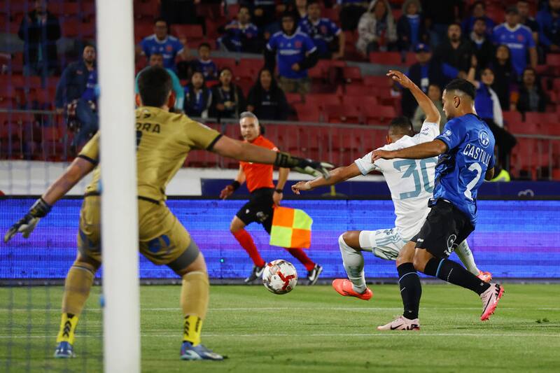 Hinchas de Colo Colo indignados por el penal cobrado a favor de la U: “Es un robo”. Foto: Aton.