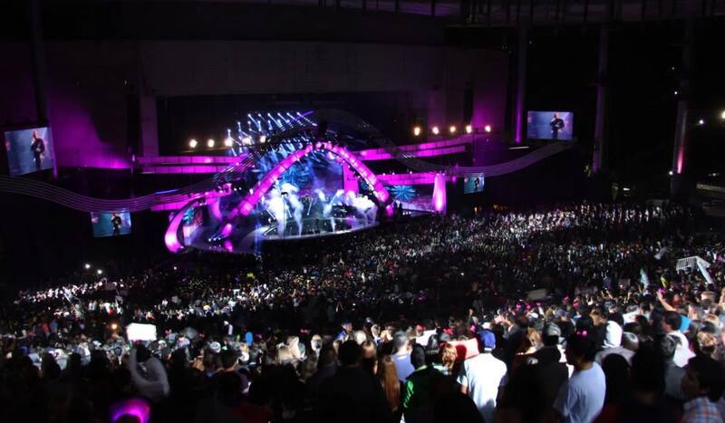 estaría negociando con conocido cantante para conducir el certamen.