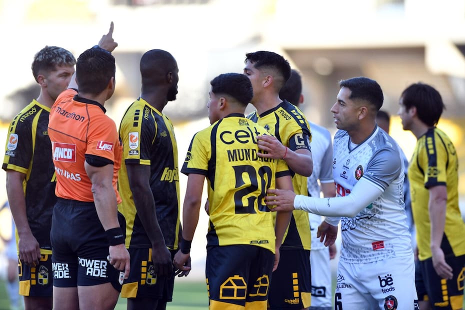 Tuvo tres acciones de VAR que desataron la polémica.
