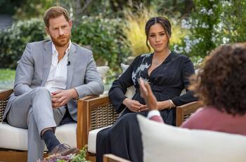 ¿Le mandó un mensaje a la Familia Real?: El particular vestido que lució Meghan Markle en la entrevista con Oprah