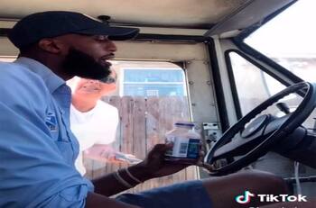 VIDEO: Cartero ignoró a mujer que lo increpó por no trabajar durante su break. La reacción fue viral