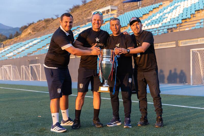 Paul Thomas Sievers, Cristián Limenza, Agustín Salvatierra y Jorge Quiroz con la copa de Tercera División B ANFA. Foto: Felipe Escobedo